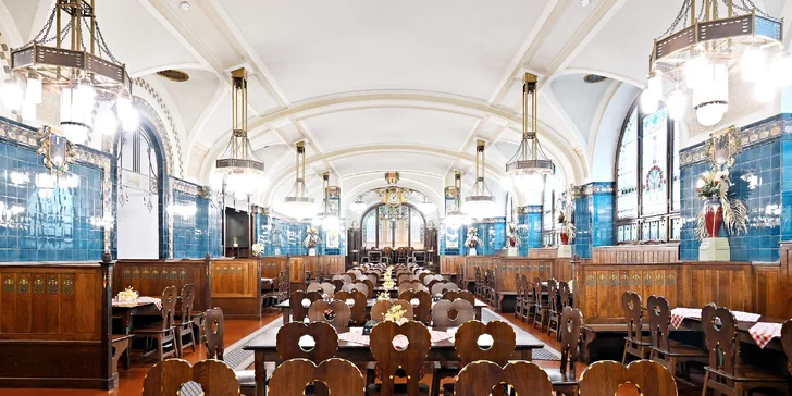 Česká klasika v Obecním domě na náměstí Republiky: tatarák či guláš z hovězího i pivo