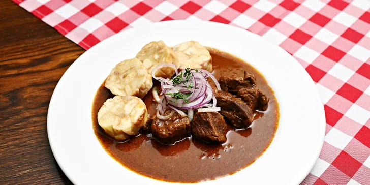 Česká klasika v Obecním domě na náměstí Republiky: tatarák či guláš z hovězího i pivo