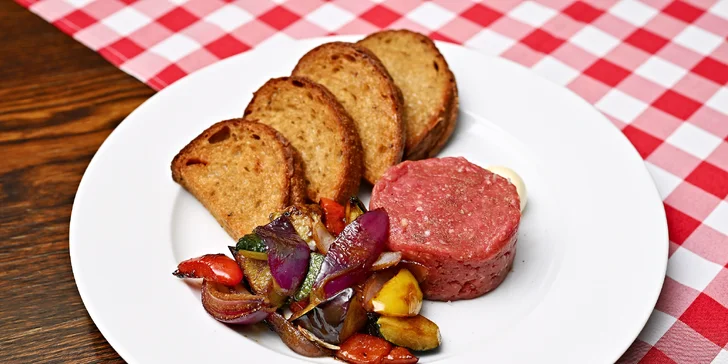 Česká klasika v Obecním domě na náměstí Republiky: tatarák či guláš z hovězího i pivo