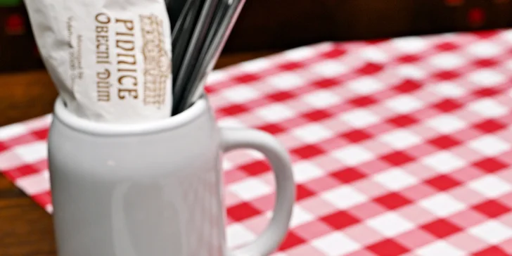 Česká klasika v Obecním domě na náměstí Republiky: tatarák či guláš z hovězího i pivo