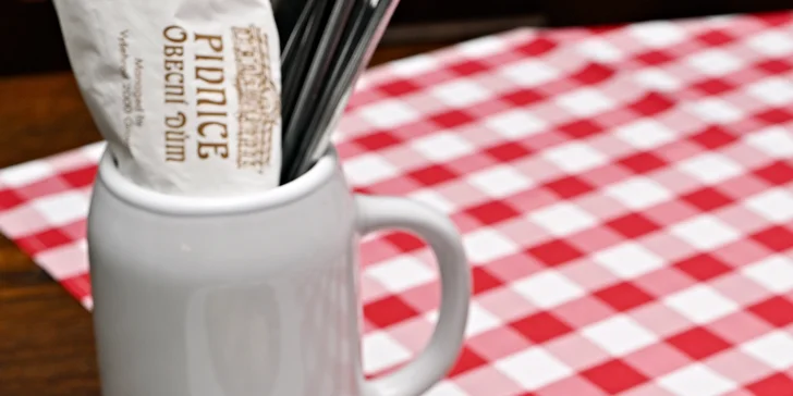 Česká klasika v Obecním domě na náměstí Republiky: tatarák či guláš z hovězího i pivo