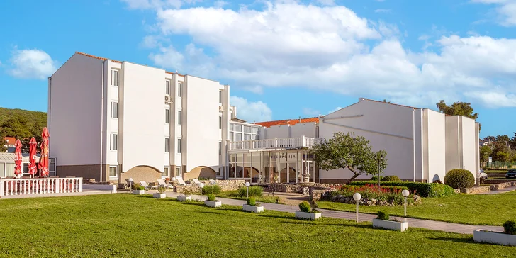 Pohodová dovolená na Krku: 3* hotel u pláže, polopenze, dítě do 11,9 let zdarma