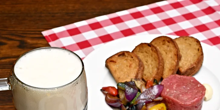 Česká klasika v Obecním domě na náměstí Republiky: tatarák či guláš z hovězího i pivo