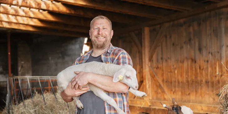 Ukázka farmy s ochutnávkou sýrů pro 1–10 osob: exkurze ke zvířatům i dřevěná koza na zkoušku dojení