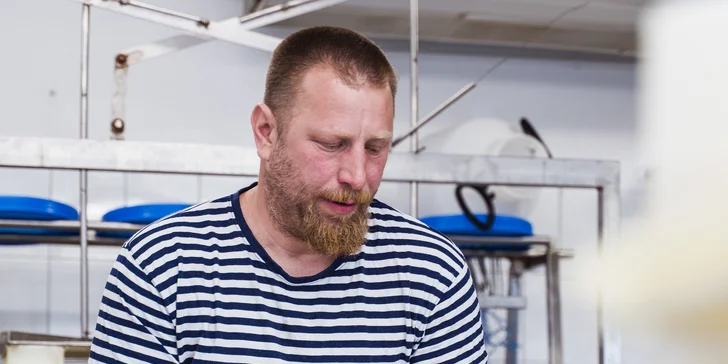 Ukázka farmy s ochutnávkou sýrů pro 1–10 osob: exkurze ke zvířatům i dřevěná koza na zkoušku dojení