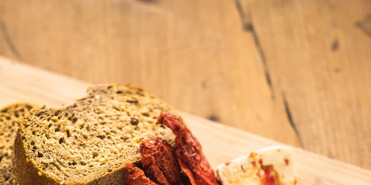 Ukázka farmy s ochutnávkou sýrů pro 1–10 osob: exkurze ke zvířatům i dřevěná koza na zkoušku dojení