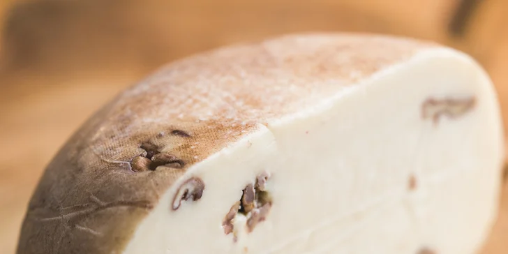 Ukázka farmy s ochutnávkou sýrů pro 1–10 osob: exkurze ke zvířatům i dřevěná koza na zkoušku dojení