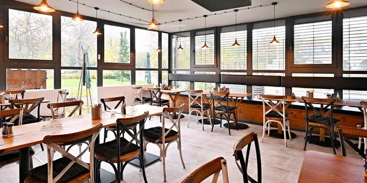 Masové prkno pro 2–4 osoby: steaky, žebra, křídla a přílohy