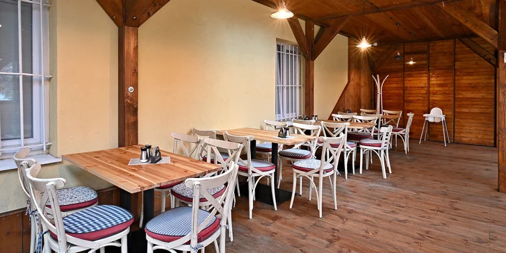 Masové prkno pro 2–4 osoby: steaky, žebra, křídla a přílohy