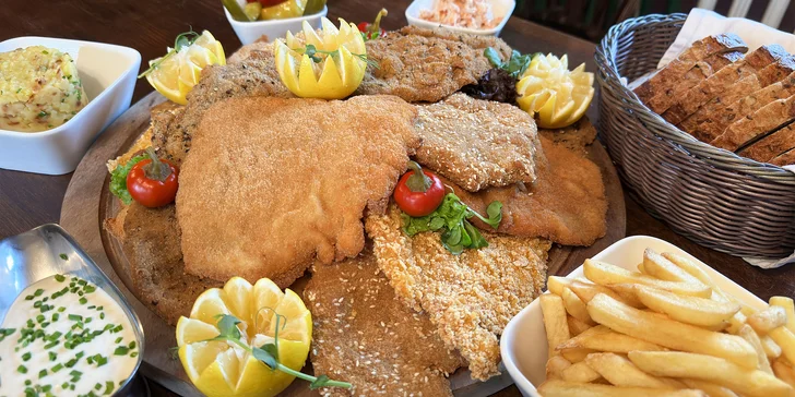 Řízkové hody pro 2–4 osoby: krkovice, panenka, kuřecí prsa i telecí