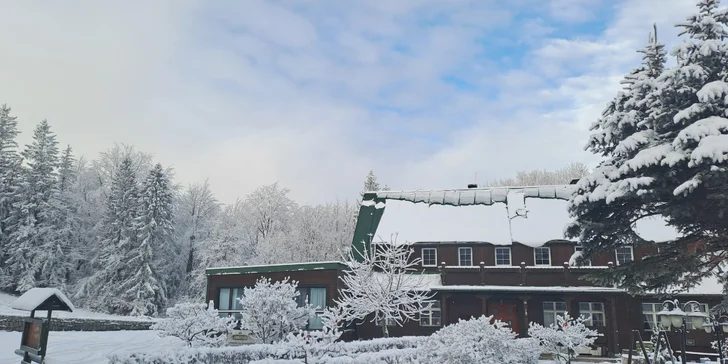 Chatová osada v polských Krkonoších: pokoje až pro 5 osob se snídaní, sauna