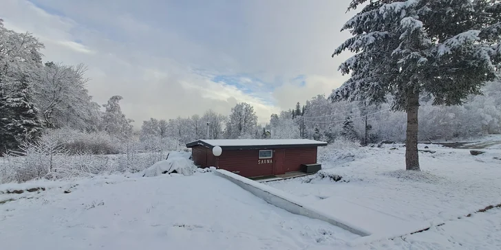 Chatová osada v polských Krkonoších: pokoje až pro 5 osob se snídaní, sauna