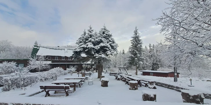 Chatová osada v polských Krkonoších: pokoje až pro 5 osob se snídaní, sauna