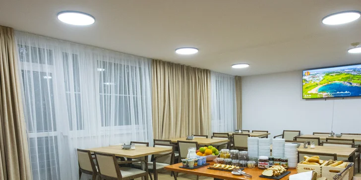 Apartmány v Dolním Smokovci se snídaní, sýrovým talířem a lahví vína