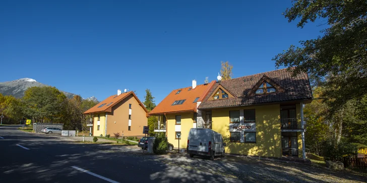 Apartmány v Dolním Smokovci se snídaní, sýrovým talířem a lahví vína