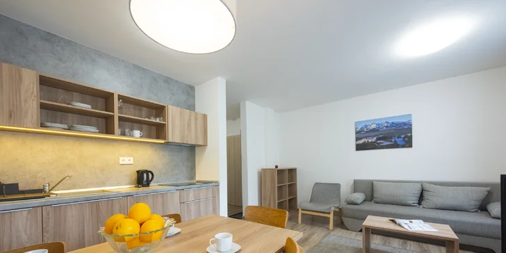 Apartmány v Dolním Smokovci se snídaní, sýrovým talířem a lahví vína