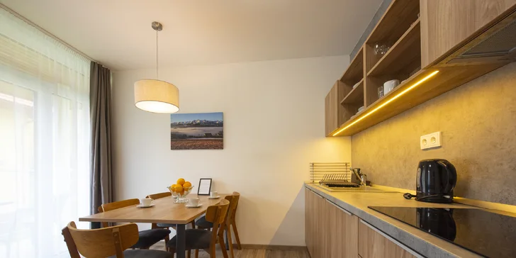Apartmány v Dolním Smokovci se snídaní, sýrovým talířem a lahví vína