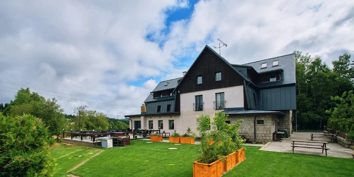 Aktivní pobyt v Jizerkách: hotel v Kořenově se snídaní a venkovním bazénem