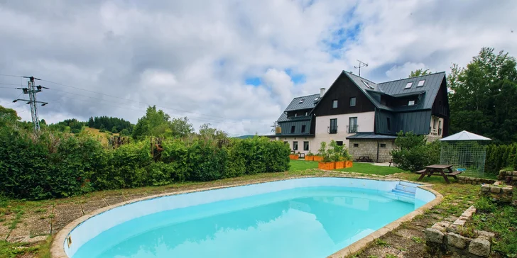 Aktivní pobyt v Jizerkách: hotel v Kořenově se snídaní a venkovním bazénem