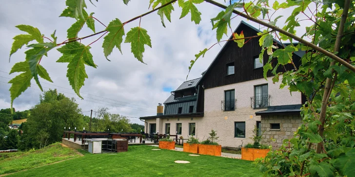 Aktivní pobyt v Jizerkách: hotel v Kořenově se snídaní a venkovním bazénem