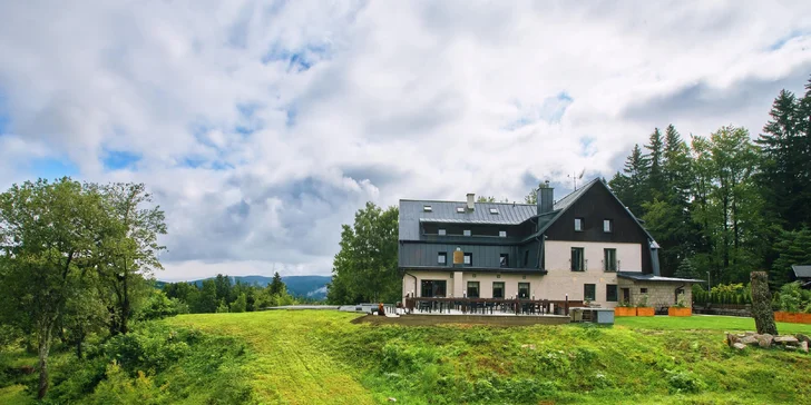 Aktivní pobyt v Jizerkách: hotel v Kořenově se snídaní a venkovním bazénem
