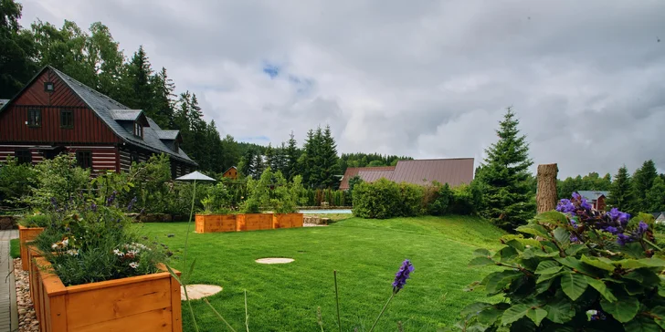 Aktivní pobyt v Jizerkách: hotel v Kořenově se snídaní a venkovním bazénem