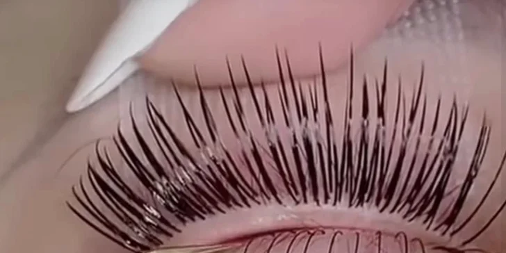 Permanentní make-up rtů i obočí pudrovou metodou či stínováním