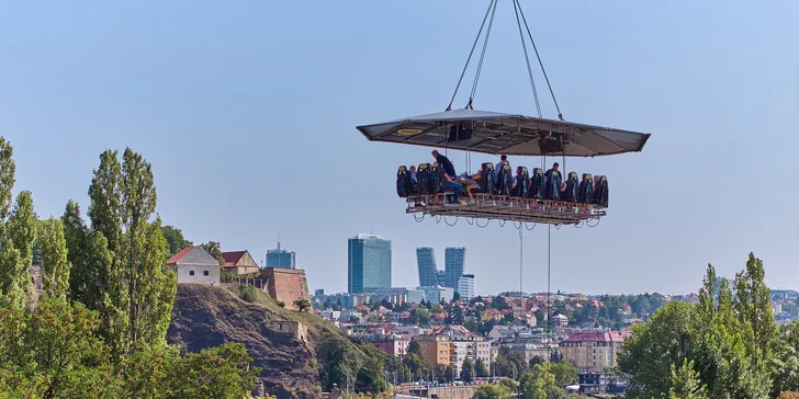 Adrenalinová romantika v oblacích nad Prahou: tapas, oběd či večeře od Dinner in the Sky