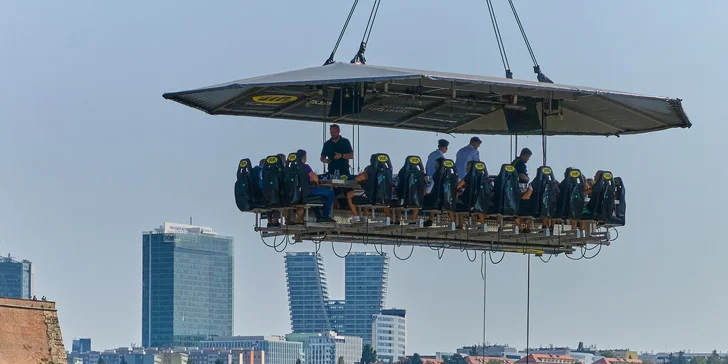 Adrenalinová romantika v oblacích nad Prahou: tapas, oběd či večeře od Dinner in the Sky