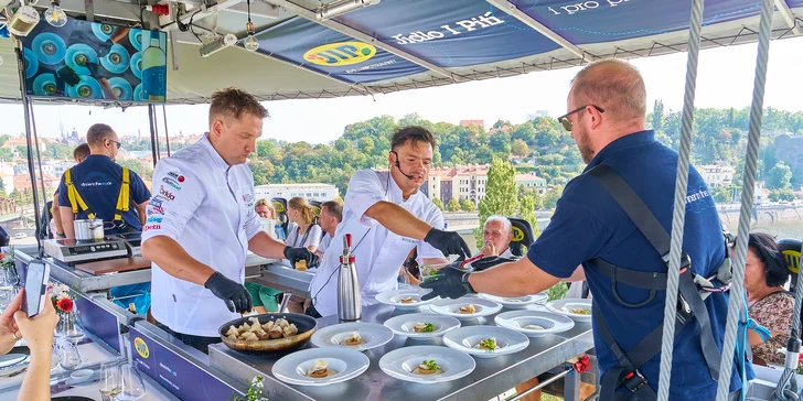 Adrenalinová romantika v oblacích nad Prahou: tapas, oběd či večeře od Dinner in the Sky