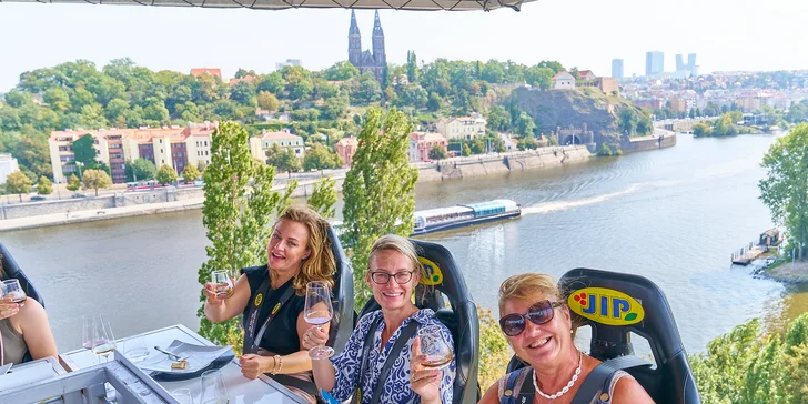 Adrenalinová romantika v oblacích nad Prahou: tapas, oběd či večeře od Dinner in the Sky