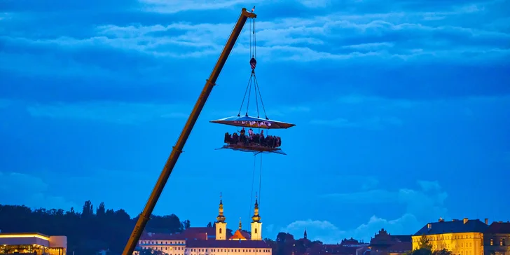 Adrenalinová romantika v oblacích nad Prahou: tapas, oběd či večeře od Dinner in the Sky
