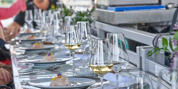 Adrenalinová romantika v oblacích nad Prahou: tapas, oběd či večeře od Dinner in the Sky