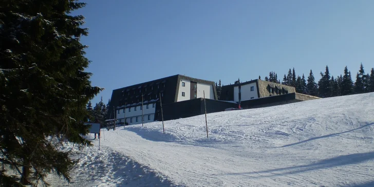 Aktivní dovolená s parádním výhledem na vrcholu Černé hory: pobyt s polopenzí i sjezdem