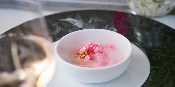 Adrenalinová romantika v oblacích nad Prahou: tapas, oběd či večeře od Dinner in the Sky