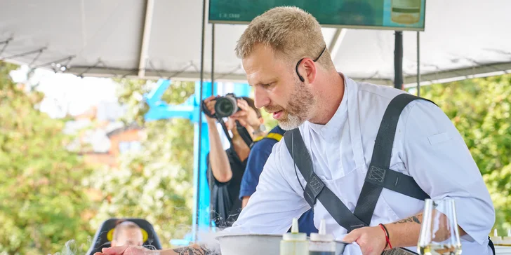 Adrenalinová romantika v oblacích nad Prahou: tapas, oběd či večeře od Dinner in the Sky