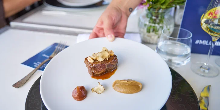 Adrenalinová romantika v oblacích nad Prahou: tapas, oběd či večeře od Dinner in the Sky