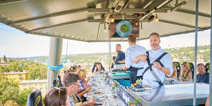 Adrenalinová romantika v oblacích nad Prahou: tapas, oběd či večeře od Dinner in the Sky