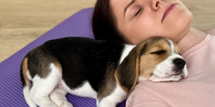 Jóga, smích a štěňátka – zážitek, který si zamilujete