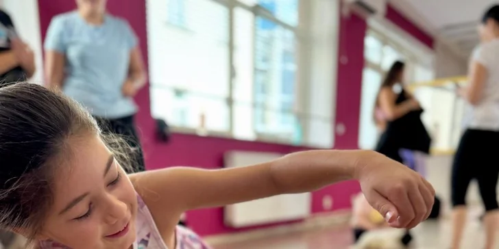 Jóga, smích a štěňátka – zážitek, který si zamilujete