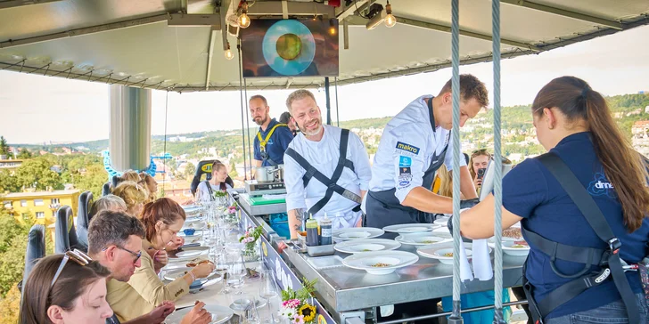 Adrenalinová romantika v oblacích nad Prahou: tapas, oběd či večeře od Dinner in the Sky