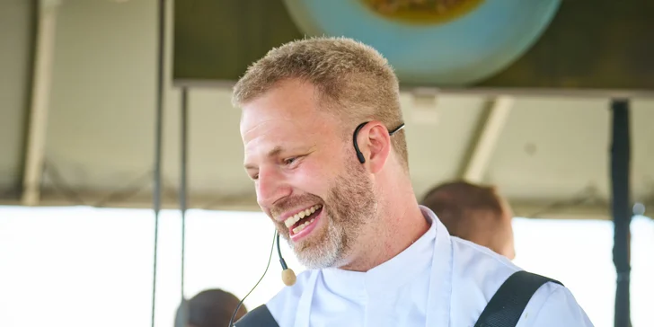 Adrenalinová romantika v oblacích nad Prahou: tapas, oběd či večeře od Dinner in the Sky