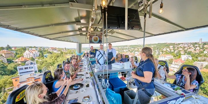 Adrenalinová romantika v oblacích nad Prahou: tapas, oběd či večeře od Dinner in the Sky