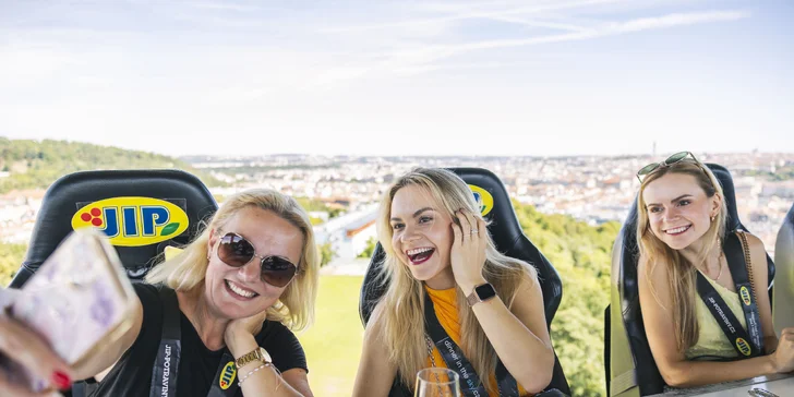 Adrenalinová romantika v oblacích nad Prahou: tapas, oběd či večeře od Dinner in the Sky