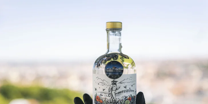 Adrenalinová romantika v oblacích nad Prahou: tapas, oběd či večeře od Dinner in the Sky