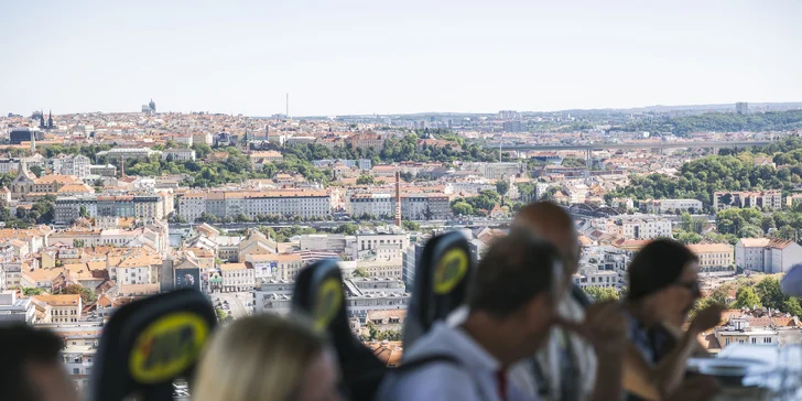 Adrenalinová romantika v oblacích nad Prahou: tapas, oběd či večeře od Dinner in the Sky