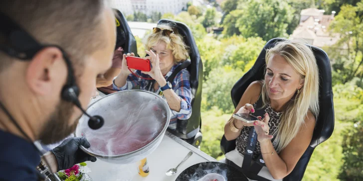 Adrenalinová romantika v oblacích nad Prahou: tapas, oběd či večeře od Dinner in the Sky