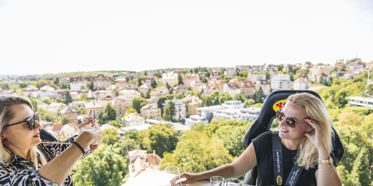 Adrenalinová romantika v oblacích nad Prahou: tapas, oběd či večeře od Dinner in the Sky