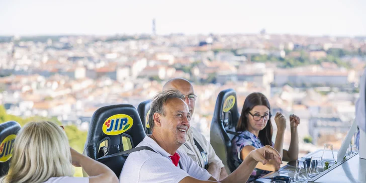 Adrenalinová romantika v oblacích nad Prahou: tapas, oběd či večeře od Dinner in the Sky