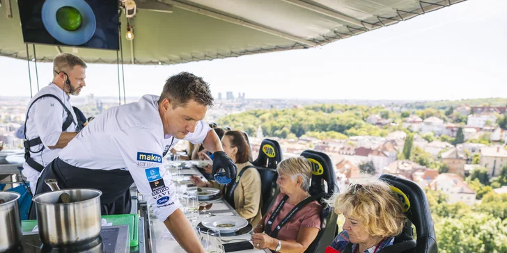 Adrenalinová romantika v oblacích nad Prahou: tapas, oběd či večeře od Dinner in the Sky